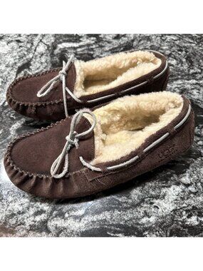 UGG Australia Moccasin Slippers Womens Size 6 Dark Brown Comfy Warm S/N 5296